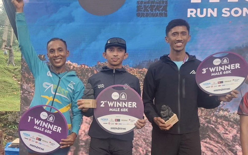 Podium masculin du Mantra 116, 68 km, Indonésie : les trois premiers avec leurs trophées